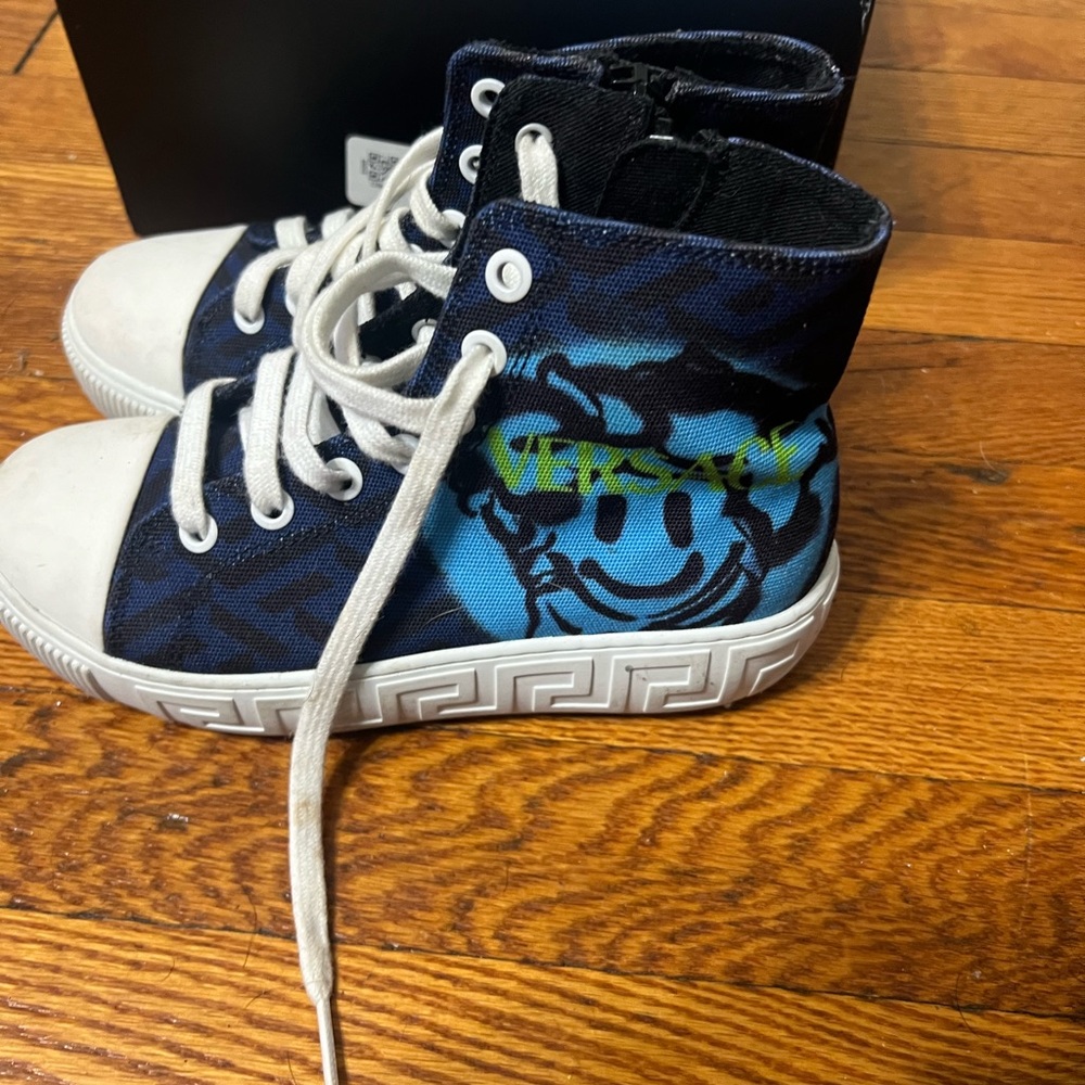 Kids sneakers